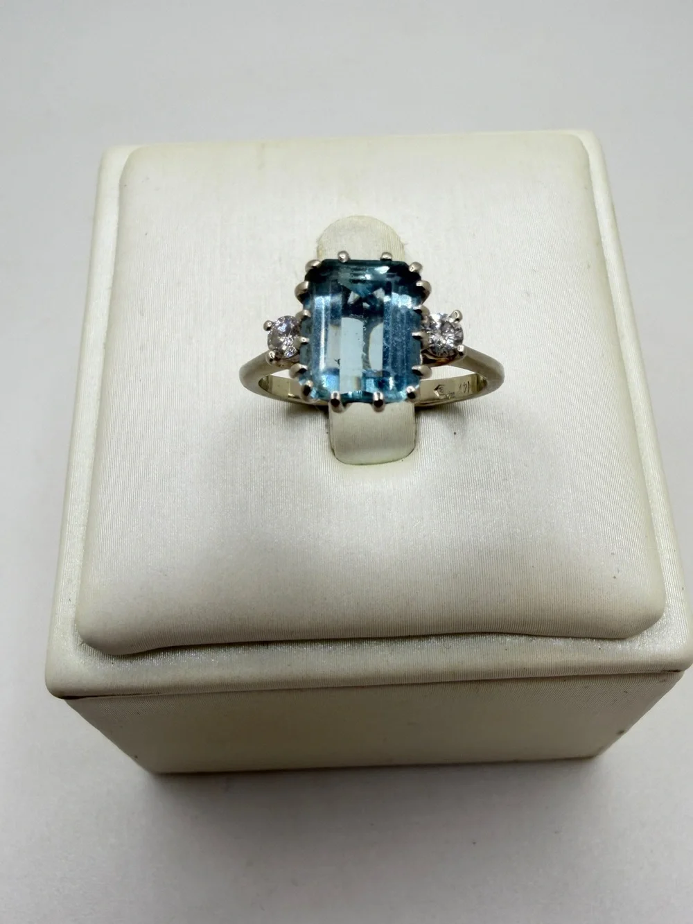 Vintage 8x6mm Natural AQUAMARINE w/ two 3mm natural diamonds ring in 14kt WG!
